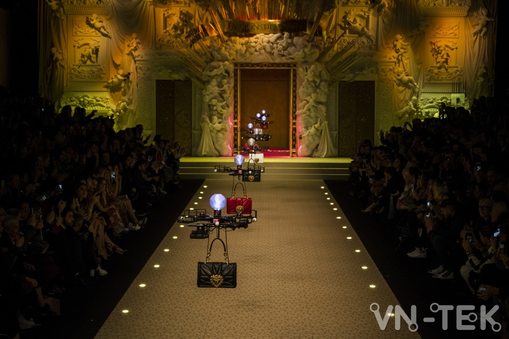drone 1 - Dolce&Gabbana dùng drone thay thế người mẫu trên sàn diễn
