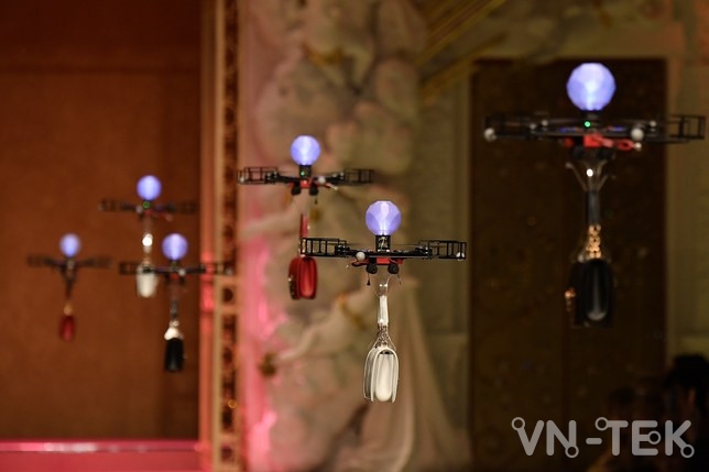drone 2 - Dolce&Gabbana dùng drone thay thế người mẫu trên sàn diễn