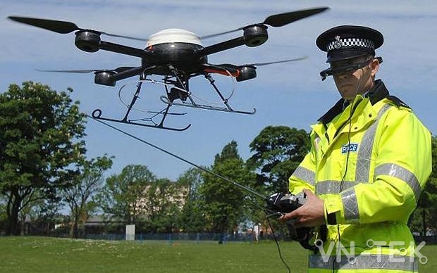 toi pham dung drone tan cong canh sat 2 - Tội phạm dùng drone vào mục đích bất hợp pháp và gián điệp